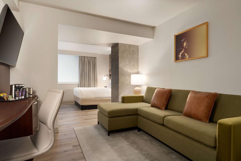 DoubleTree by Hilton New York Downtown Room Type - Junior Suite, 1 King Bed with Sofa bed