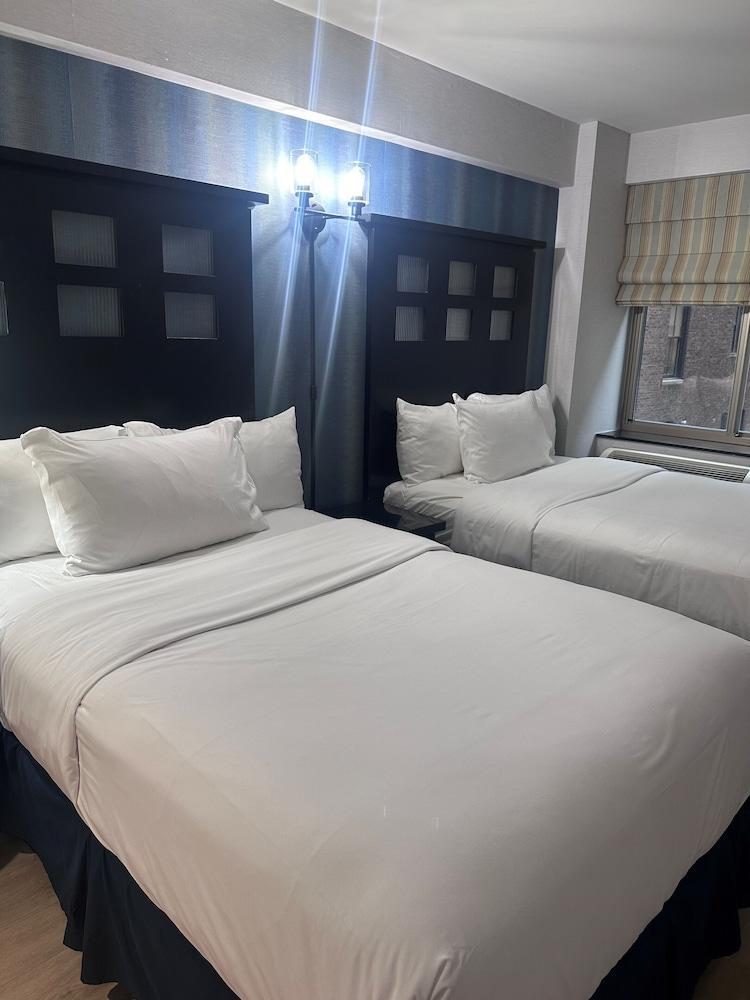 Fairfield Inn & Suites by Marriott New York ManhattanChelsea - Tap to explore photos