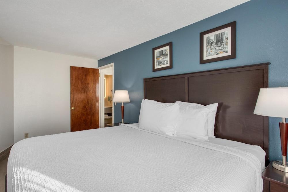 Best Western Gregory Hotel Room Type - Suite, 1 King Bed, Non Smoking, Refrigerator & Microwave (with Sofabed)