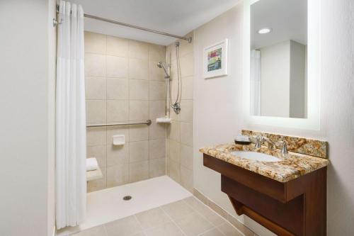 Hampton Inn New York - 35th Street - Empire State Building - Tap to explore photos