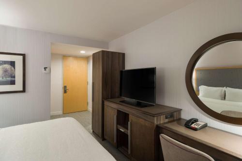 Hampton Inn by Hilton Manhattan/Times Square South - Tap to explore photos
