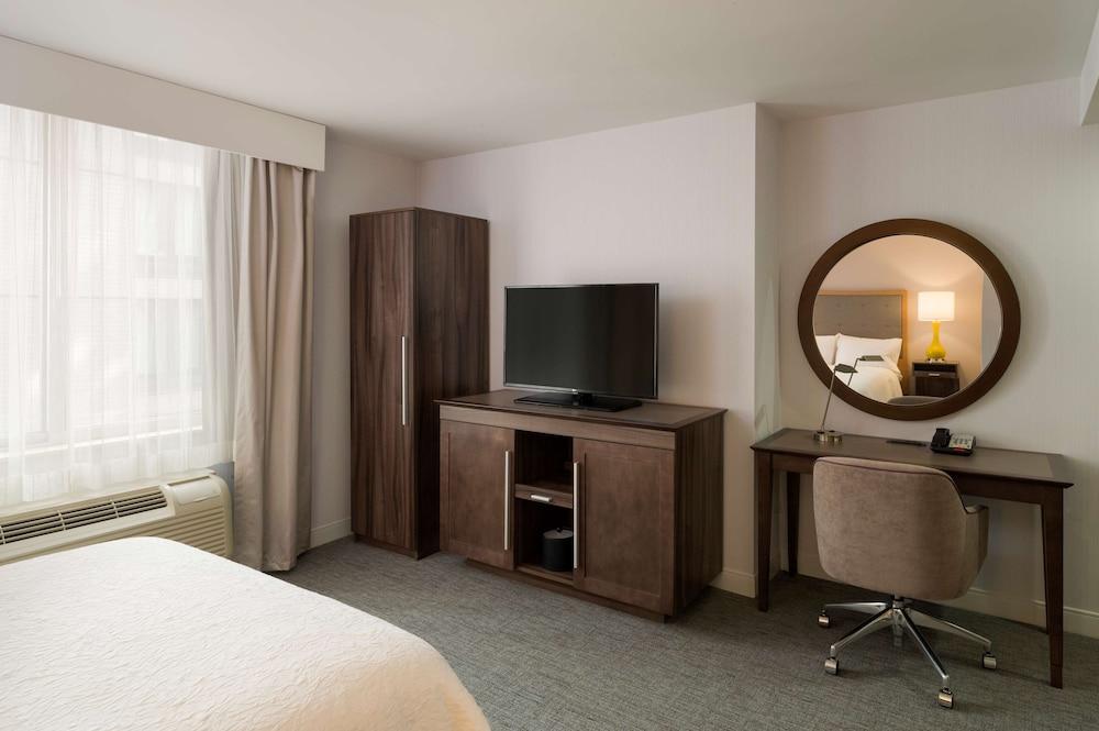 Hampton Inn by Hilton Manhattan/Times Square South - Tap to explore photos