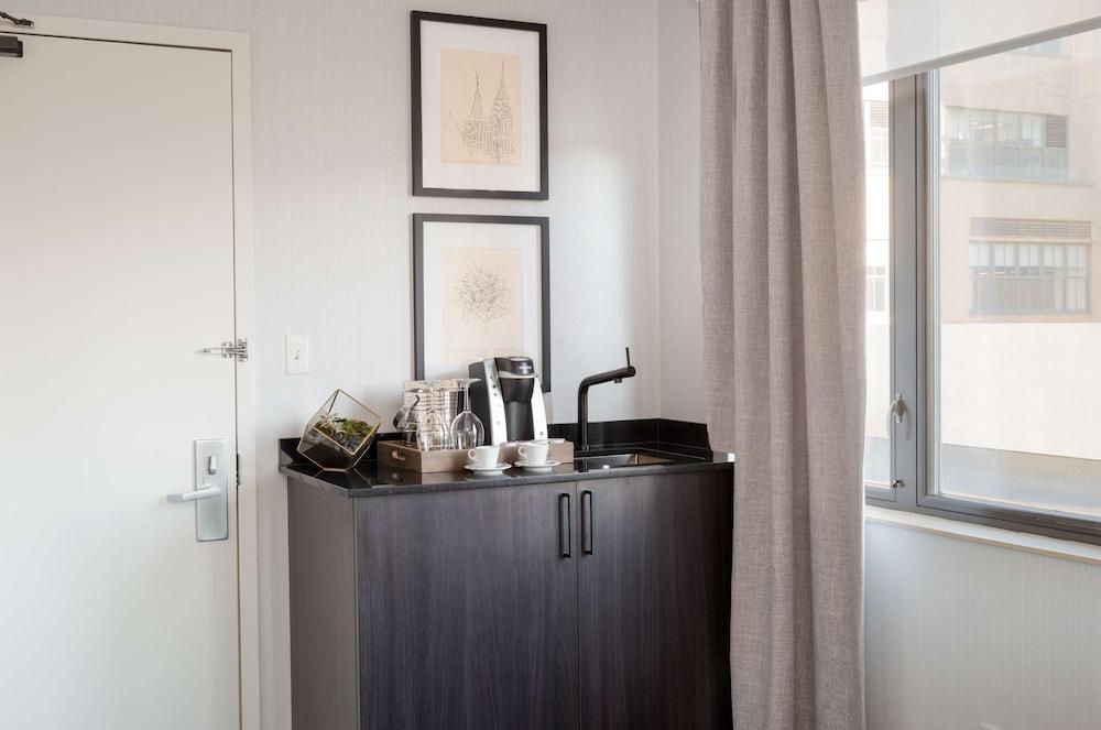 Hilton Garden Inn Tribeca - Tap to explore photos