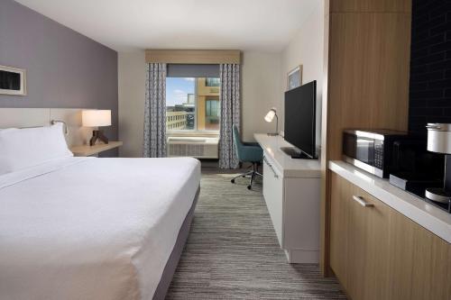 Hilton Garden Inn Queens/JFK Airport - Tap to explore photos