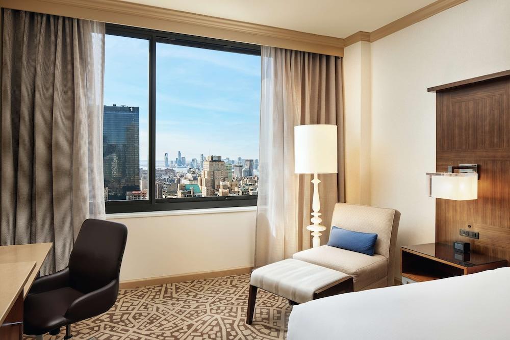 Hilton Times Square Room Type - KING DELUXE TIMES SQ VIEW