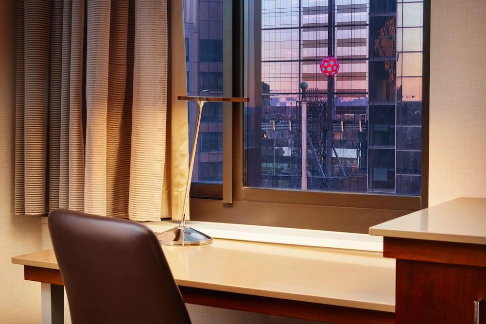 Hilton Times Square Room Type - Room, 1 King Bed, Accessible, Bathtub (Times Square View) Hilton Times Square Room Type - Room, 1 King Bed, Accessible, Bathtub (Times Square View)