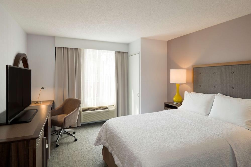 Hampton Inn Manhattan Chelsea Room Type - Premium Room, 1 Queen Bed (Drinks & Snacks)