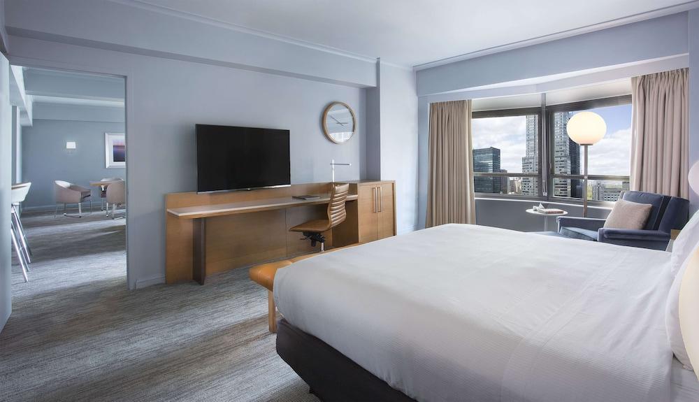 New York Hilton Midtown Room Type - Presidential Suite 1 Bedroom Mobility Access RI Shower New York Hilton Midtown Room Type - Presidential Suite 1 Bedroom Mobility Access RI Shower