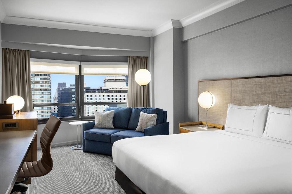 New York Hilton Midtown Room Type - Skyline Room, 1 King Bed, Accessible, Bathtub
