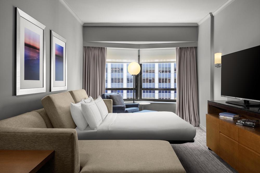 New York Hilton Midtown Room Type - EXEC STE 1 KING HEARING AC New York Hilton Midtown Room Type - EXEC STE 1 KING HEARING AC