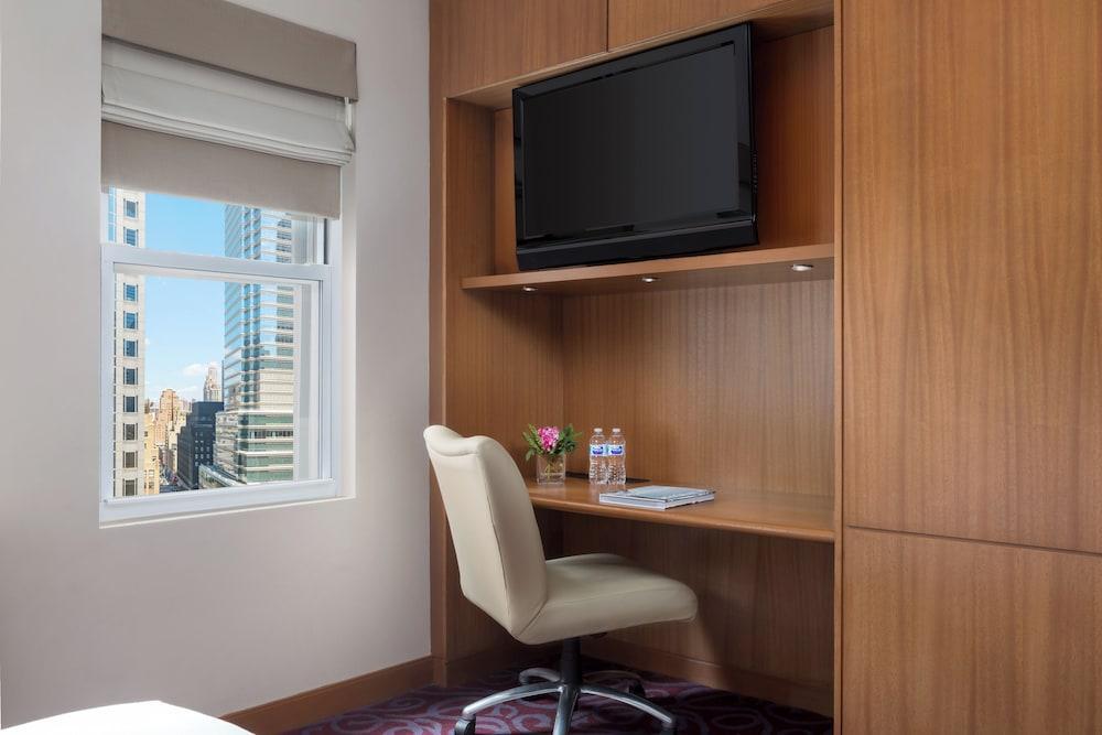 Renaissance New York Hotel 57 Room Type - Superior Full Accessible Room Roll-In Shower