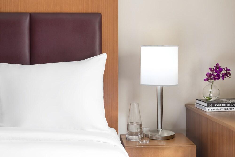 Renaissance New York Hotel 57 Room Type - Superior Queen