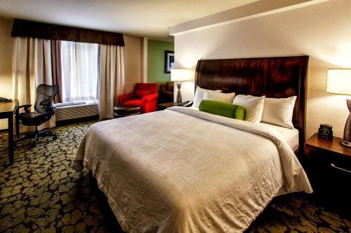 Hilton Garden Inn New York / Staten Island - Tap to explore photos