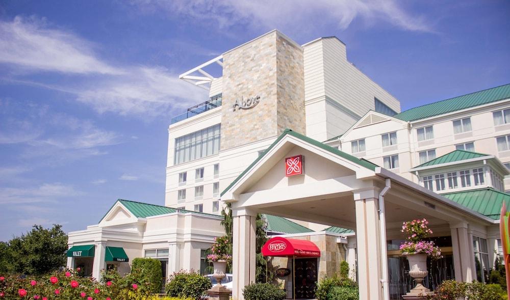 Hilton Garden Inn New York / Staten Island - Tap to explore photos