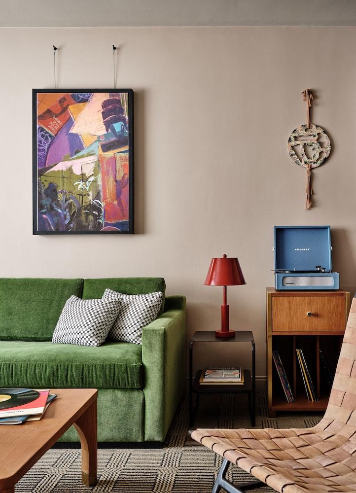 Romer Hell's Kitchen Room Type - One Bedroom King Suite