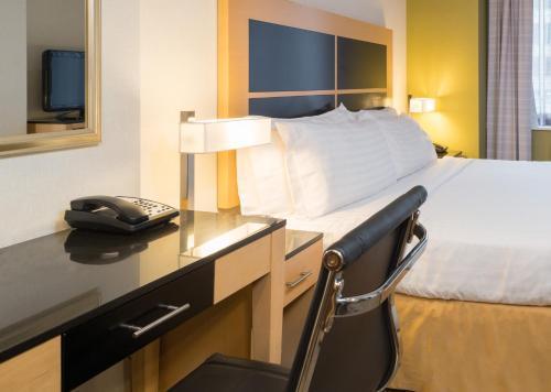 Holiday Inn Express New York City- Wall Street - Tap to explore photos