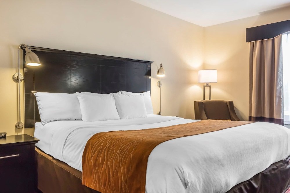 Comfort Inn & Suites LaGuardia Airport - Tap to explore photos