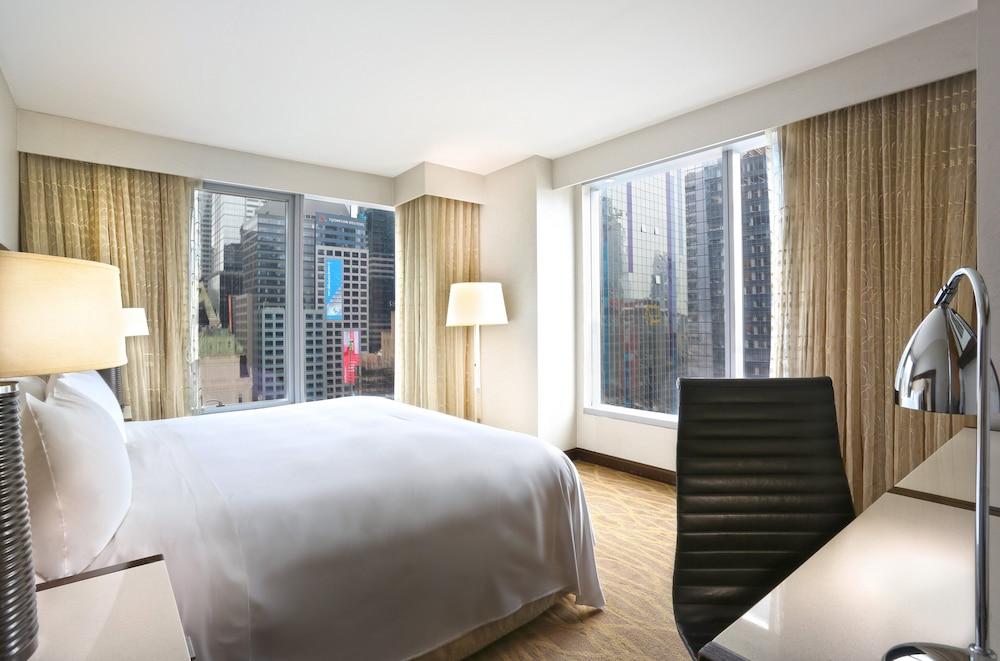 InterContinental - New York Times Square Room Type - Premium Room, 1 King Bed, Corner (Midtown View)