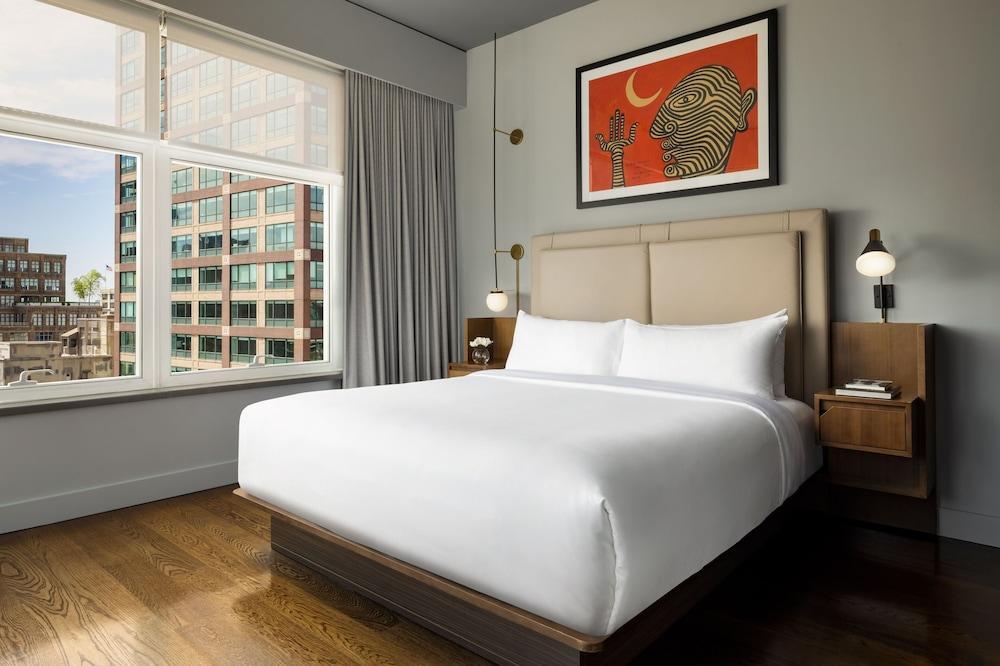 ModernHaus SoHo Room Type - Studio, 1 King Bed, Mobility Accessible (ModernHaus, Roll-In Shower)