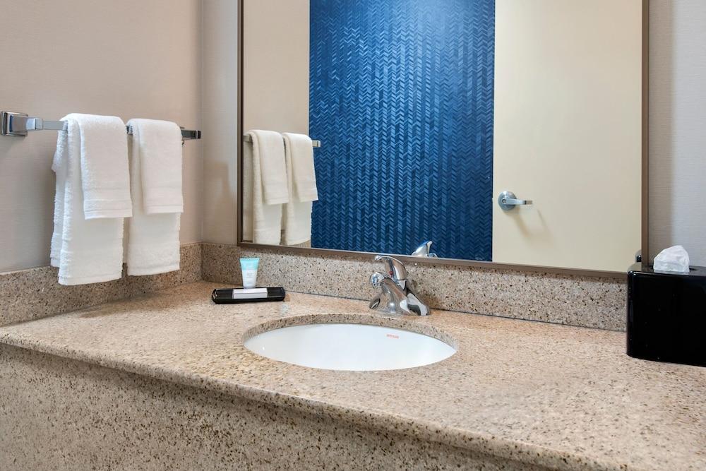 Fairfield Inn by Marriott LaGuardia Airport/Flushing - Tap to explore photos