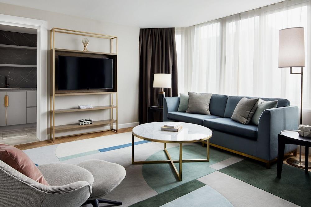The London, a Luxury Collection Hotel, New York City Room Type - Executive Apartment, 1 Bedroom (Mobility Accessible, Roll-In Shower)