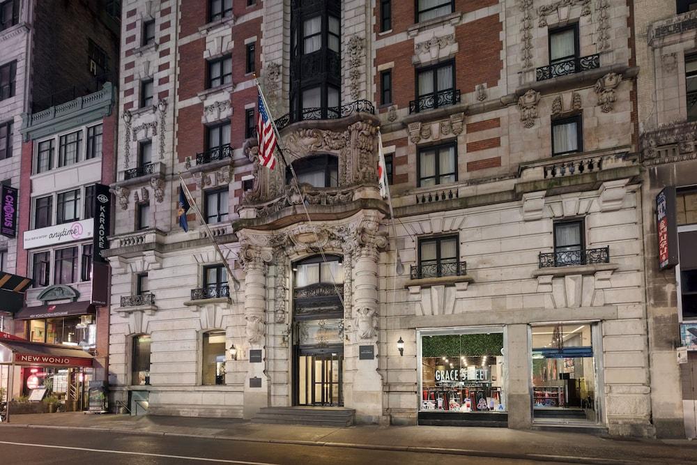 The Hotel @ Fifth Avenue - Tap to explore photos