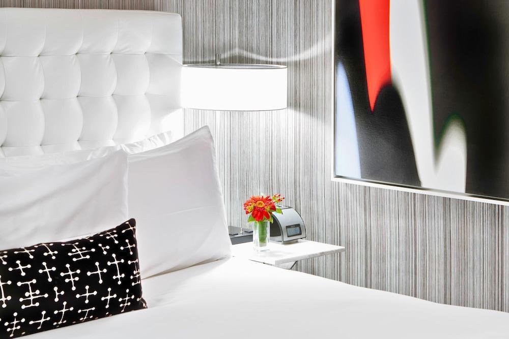 Moderne Hotel Room Type - Deluxe Room, 1 King Bed, Mobility Accessible