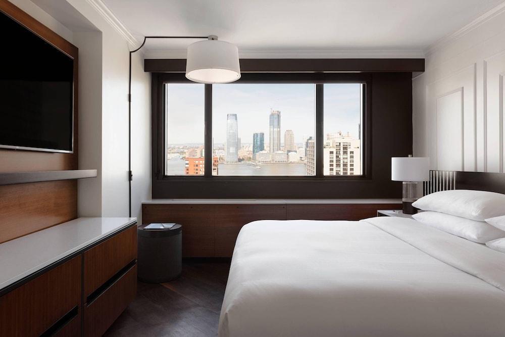 New York Marriott Downtown Room Type - Deluxe Room, 1 King Bed, Harbor View (Mobility Accessible, Roll-In Shower) New York Marriott Downtown Room Type - Deluxe Room, 1 King Bed, Harbor View (Mobility Accessible, Roll-In Shower)