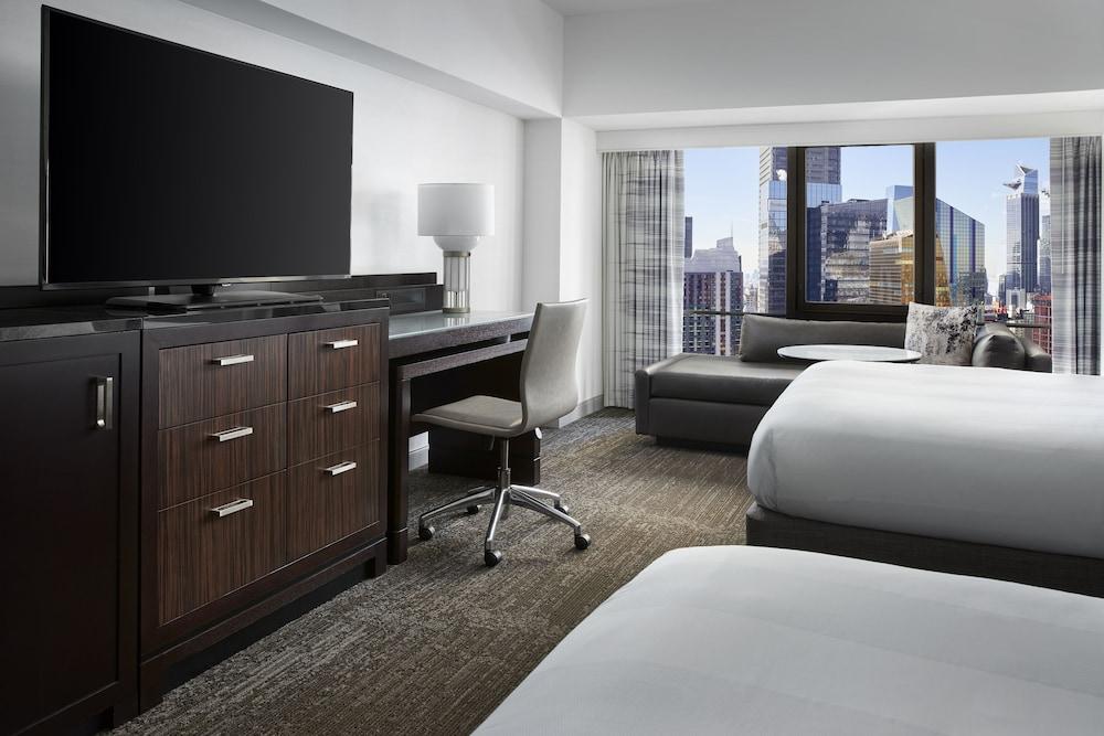 New York Marriott Marquis Room Type - Deluxe Room, 2 Double Beds (Mobility/Hearing Access, Roll-In Shwr)