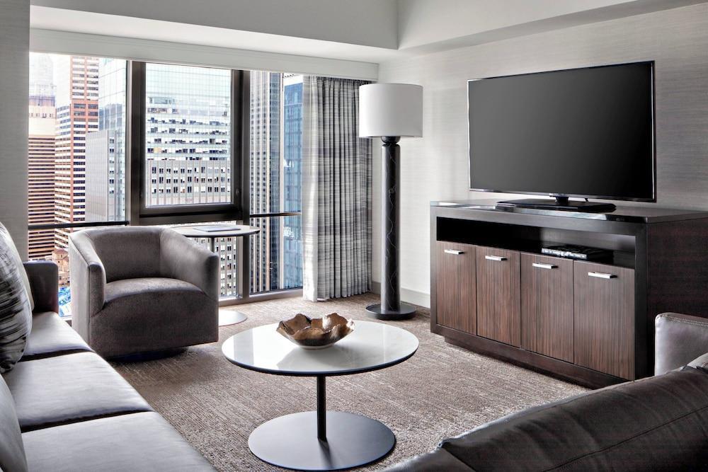 New York Marriott Marquis Room Type - Deluxe Suite, 1 Bedroom (1 King Bed, Sofa Bed) New York Marriott Marquis Room Type - Deluxe Suite, 1 Bedroom (1 King Bed, Sofa Bed)