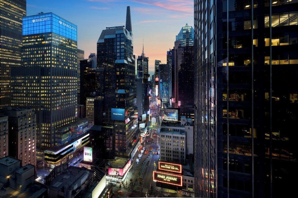 M Social Hotel New York Times Square Room Type - Social Deluxe Times Square King -Ball Drop View