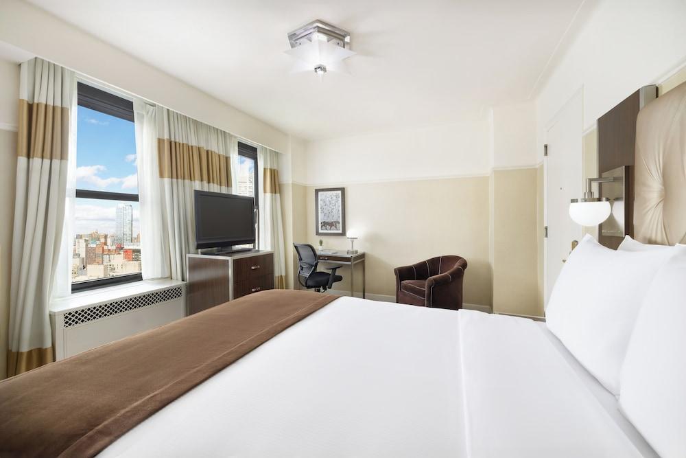 The New Yorker Hotel Room Type - Metro View Room 1 Queen Bed