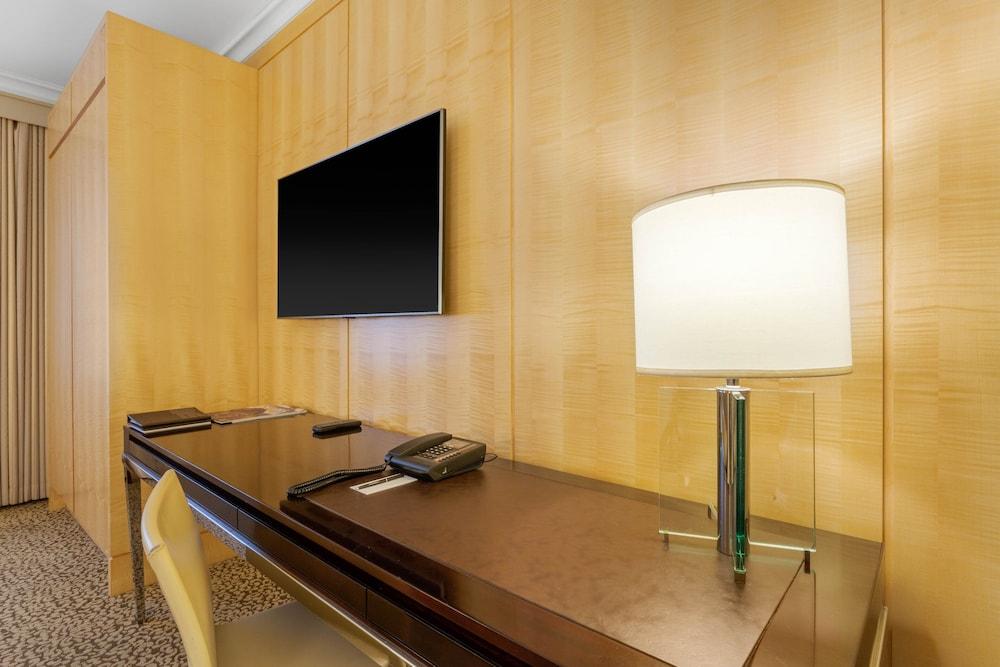 Omni Berkshire Place Room Type - Premier Room, 1 King Bed, City View