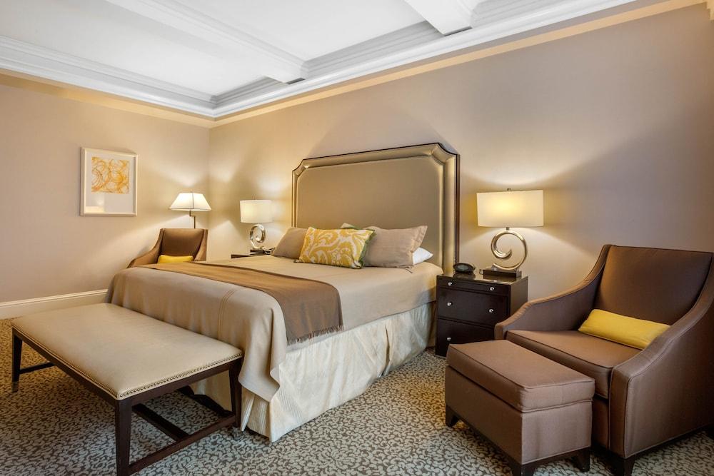 Omni Berkshire Place Room Type - Premier Room, 1 King Bed (Skyline View)
