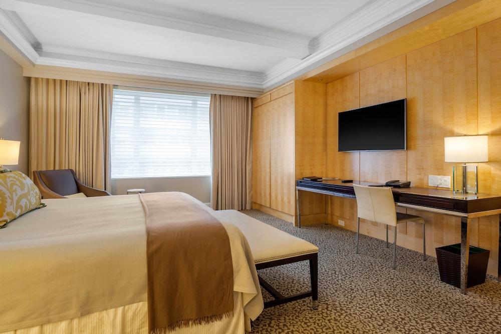 Omni Berkshire Place Room Type - Premier Room, 1 King Bed (Skyline View) Omni Berkshire Place Room Type - Premier Room, 1 King Bed (Skyline View)