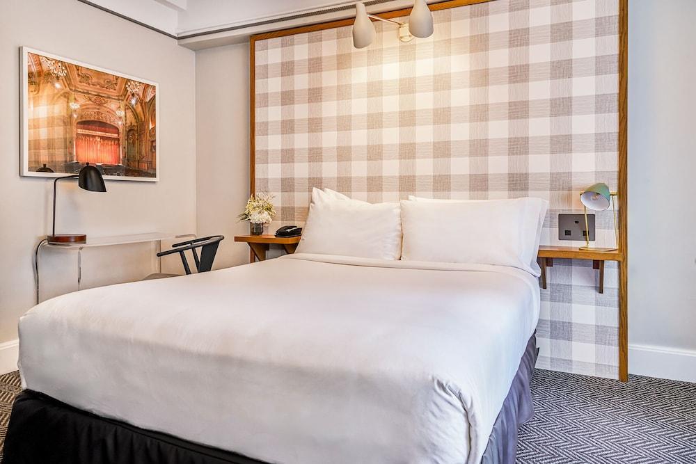 Paramount Times Square Room Type - Superior Room, 1 Queen Bed