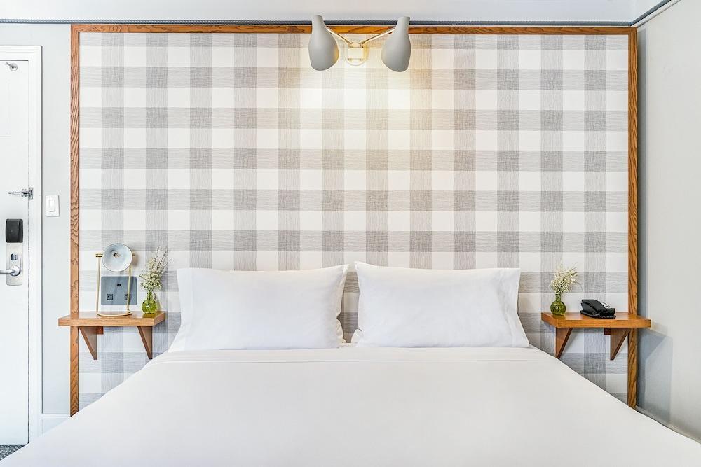 Paramount Times Square – A Generator Hotel Room Type - Deluxe Room, 1 King Bed