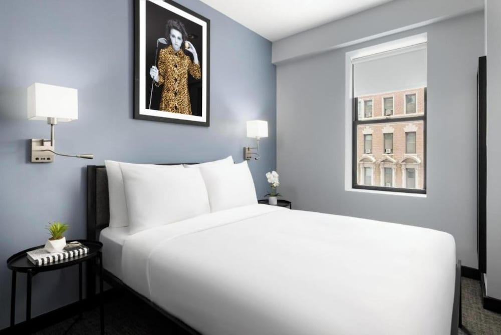 OYO Times Square Room Type - Room, 1 Queen Bed
