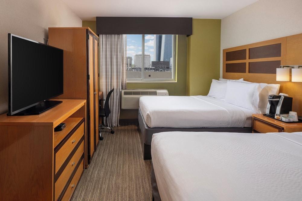 Holiday Inn Express - Times Square Room Type - Standard Room, 2 Double Beds (High Floor)