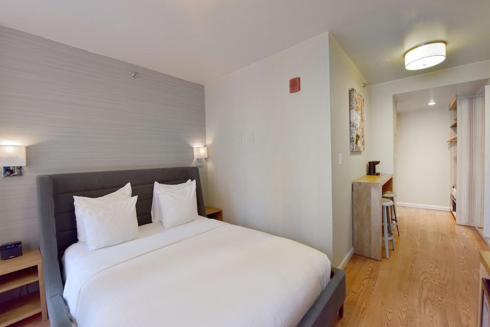 Hotel 32 32 Room Type - Full Studio with Balcony