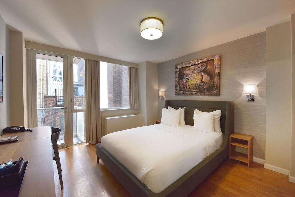 Hotel 32 32 Room Type - Queen Studio with Balcony