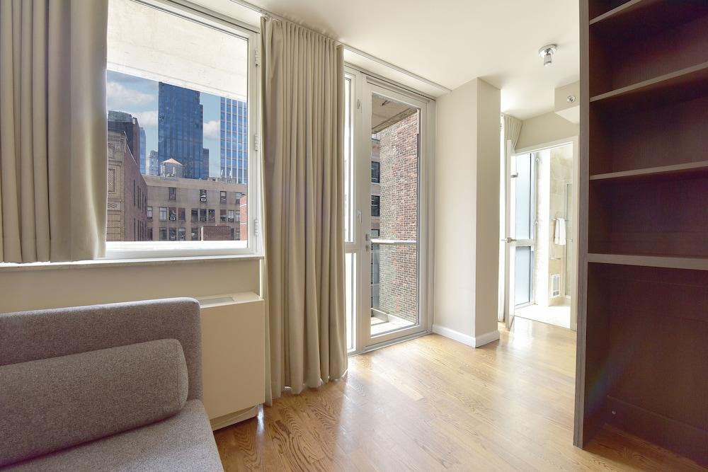 Hotel 32 32 Room Type - Queen Premier with Balcony