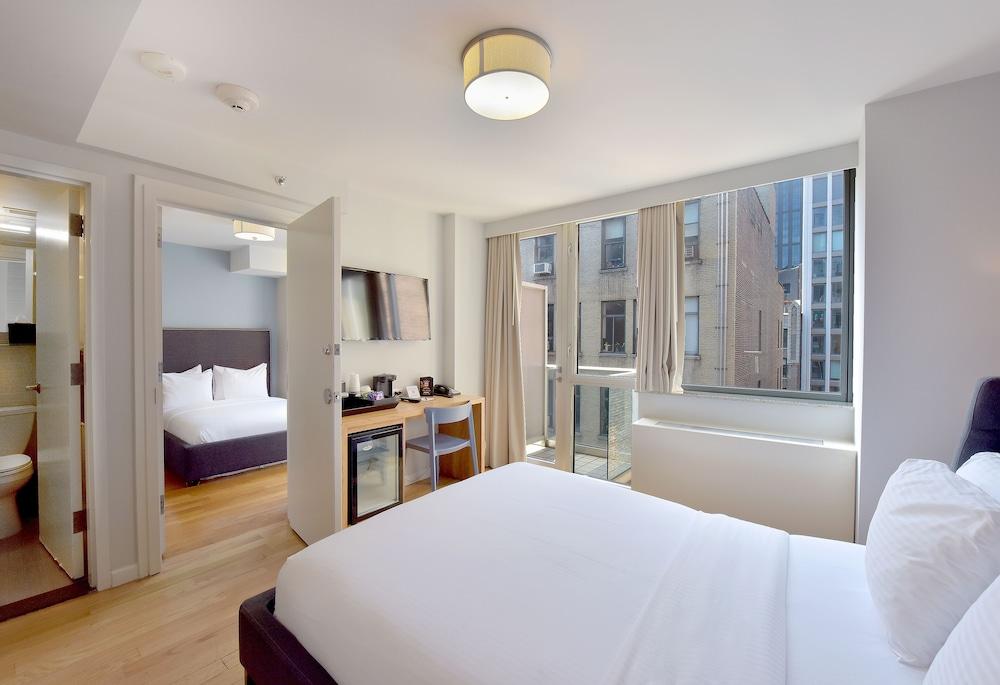 Hotel 32 32 Room Type - Premier Suite, Balcony