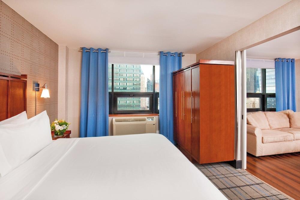 Four Points by Sheraton Midtown-Times Square Room Type - Suite, 1 Bedroom, City View (High Floor)
