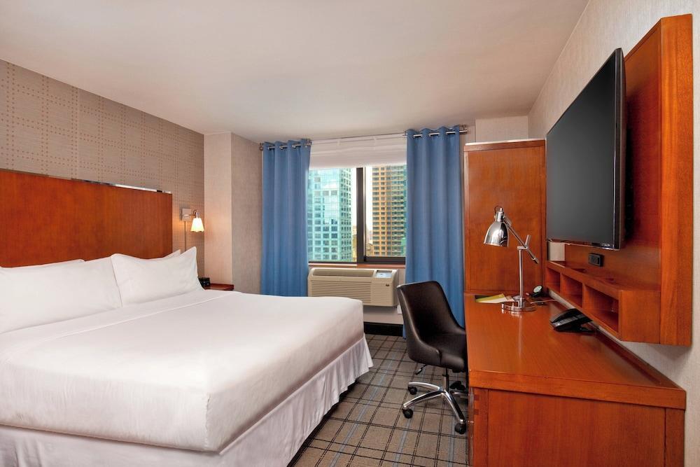 Four Points by Sheraton Midtown-Times Square Room Type - Room, 1 King Bed, City View (High Floor)
