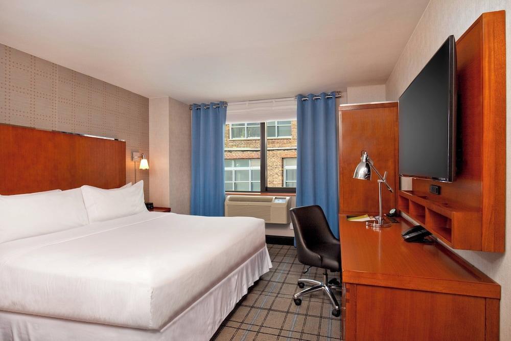 Four Points by Sheraton Midtown-Times Square Room Type - Room, 1 King Bed, Hearing Accessible (Roll-in Shower) Four Points by Sheraton Midtown-Times Square Room Type - Room, 1 King Bed, Hearing Accessible (Roll-in Shower)