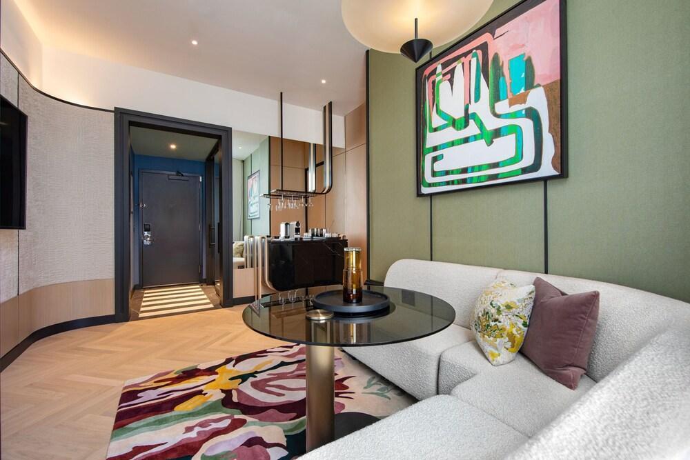 W New York - Union Square Room Type - Suite, 1 King Bed, Park View, Corner (Urban)