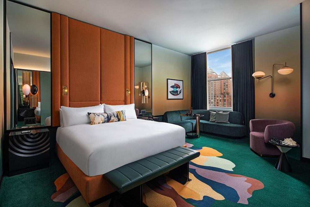 W New York - Union Square Room Type - Premier Room, 1 King Bed, Park View (Mobility Accessible, Tub)
