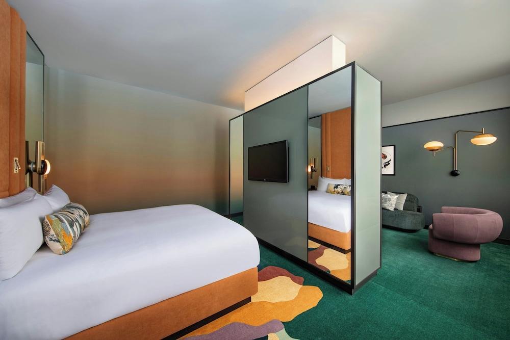 W New York - Union Square Room Type - Deluxe Suite, 1 King Bed (Mobility Accessible, Tub)