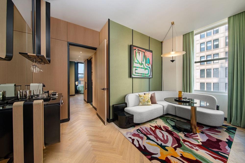 W New York - Union Square Room Type - Premier Suite, 1 King Bed, Park View, Corner